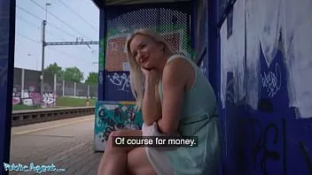 Redare Agent public cu sâni mari blondă crin bucurie futut în spatele gării