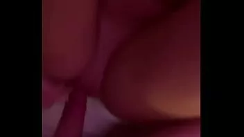 Reproduzir Papai recebe uma chupada da filha e fode com ela enquanto ela estuda