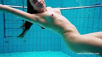 Reproducir La nena peluda nina mohnatka nada en la piscina
