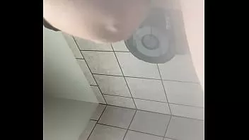 Reproduzir Uma nova colega de trabalho começou hoje, então eu aproveitei a chance e coloquei sua bunda gorda na câmera. Eu quero tanto foder ela
