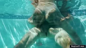 play Un tip linge și fuge cu un adolescent în piscină