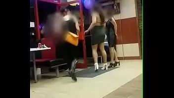 Abspielen Upskirt - verrückte Mädchen kämpfen in einem Restaurant