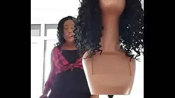 Reproducir Ébano maduro en fb con muslos sexy y gran botín