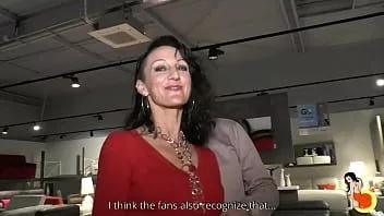 Abspielen Slutty Miss Cougar wird in einem Bettwarenladen hart in den Arsch gefickt