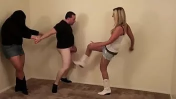 play Kovboy çizmeli sıcak sarışın toplara tekme atıyor