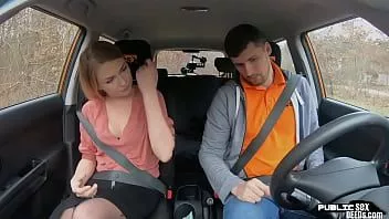 play Reality-Babe in sexy Dessous draußen im Auto gefickt