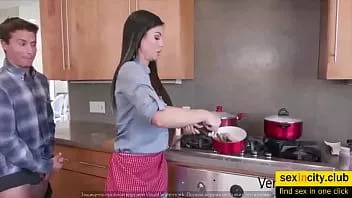 play يقوم الابن والأم بأشياء غريبة أمام أبي