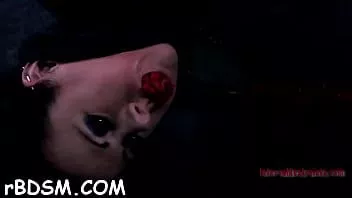 Riproduci Una splendida ragazza con i tacchi si spoglia e si scopa