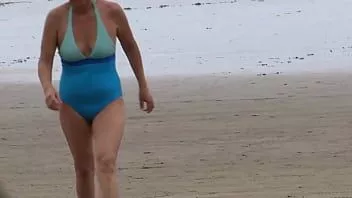 تشغيل أشعر بالإثارة على الشاطئ وأخذت أفضل صديق لزوجي ليضاجعني، قضيبه لذيذ