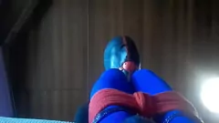 Jouer Laura, une jeune salope attachée, se déchaîne avec une grosse bite : pipe bâclée et éjaculation