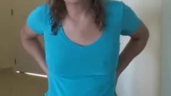 play MILF odsłania swój przepyszny dekolt podczas gorącej i parnej sesji masturbacji