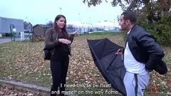 play Babe dolofană convinsă pentru o plimbare grea cu duba cu umbrela spartă