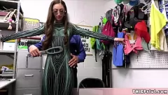 Jouer Petite voleur puni d'une baise dure dans son costume de cosplay geek