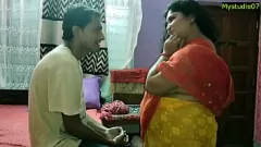 Reproduzir Sessão de sexo anal sensual de Desi Bhabhi com garoto inocente jovem
