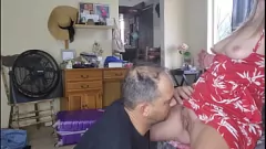 تشغيل زوجة الأب حميمة مع ابنة الأب المشاغب: الإصبع ، والانتهاء من الهرة ، و creampie