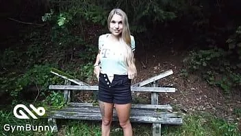 Redare Adolescent bavarez se bucură de creampie în natură