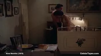Jouer Lili monori seins nus en neuf mois