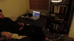 Jouer Regardez ce para en chaleur branler sa grosse bite pendant une séance de thérapie sexuelle sur webcam