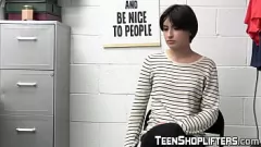 Odtwórz Niegrzeczna nastoletnia złodziejka sklepowa Angeline Red zostaje surowo ukarana ogromnym kutasem w pozycji misjonarskiej i na pieska