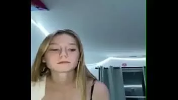 play Blond nastolatka drażni swoje cycki na ameporn